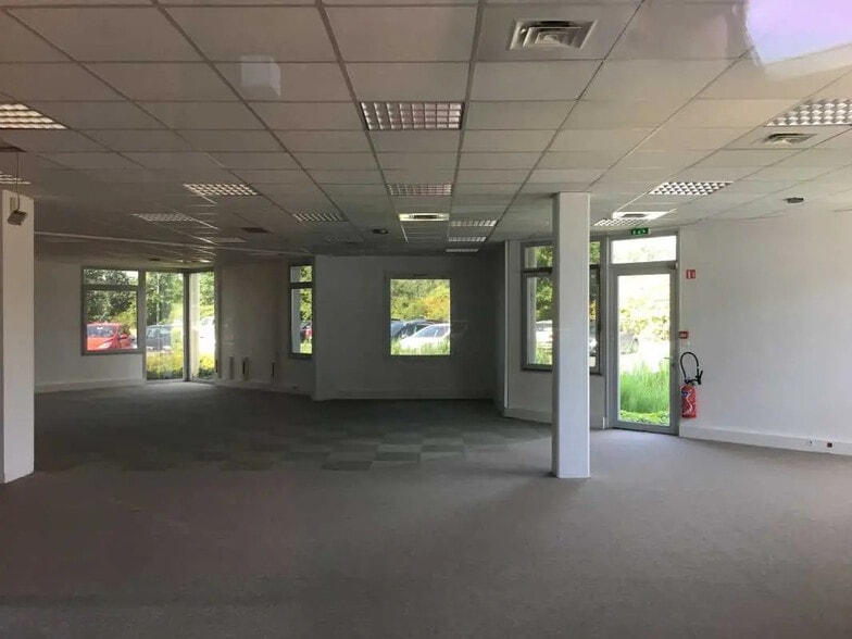 Bureau dans Petit-Couronne à louer - Photo de l’immeuble – Image 2 sur 5