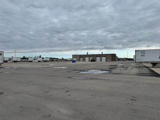 2476 American Dr, Neenah, WI à vendre - Photo de l’immeuble – Image 2 sur 8