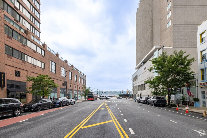 649 W 42nd St, New York, NY à louer - Photo de l’immeuble – Image 3 sur 4