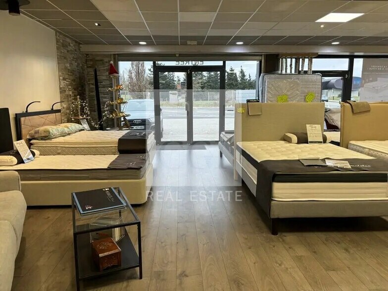 Local commercial dans Saint-Priest à louer - Photo intérieure – Image 3 sur 11