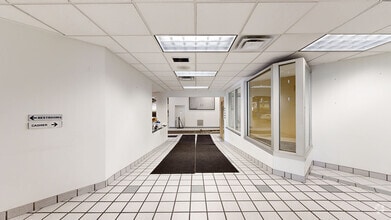 940 Babbitt Rd, Euclid, OH à louer Numérisation 3D Matterport– Image 1 sur 16