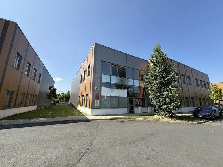 Local d’activités dans Pierrefitte-sur-Seine à louer - Photo de l’immeuble – Image 1 sur 9