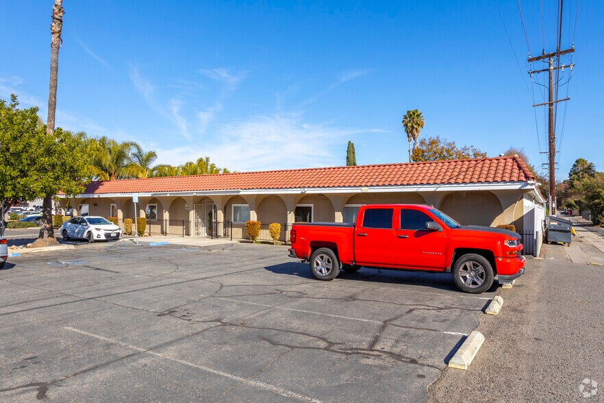 925 E Pennsylvania Ave, Escondido, CA à louer - Photo de l’immeuble – Image 3 sur 4