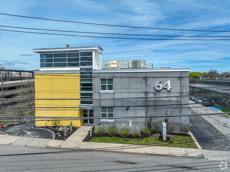 64 Grove St, Watertown, MA à louer - Photo de l’immeuble – Image 2 sur 4