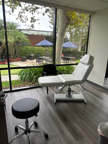 4740 Von Karman Ave, Newport Beach, CA à louer - Photo de l’immeuble – Image 2 sur 71