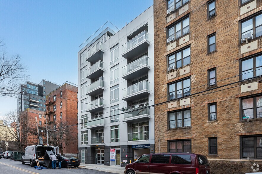 144-38 35th Ave, Flushing, NY à vendre - Photo de l’immeuble – Image 3 sur 23