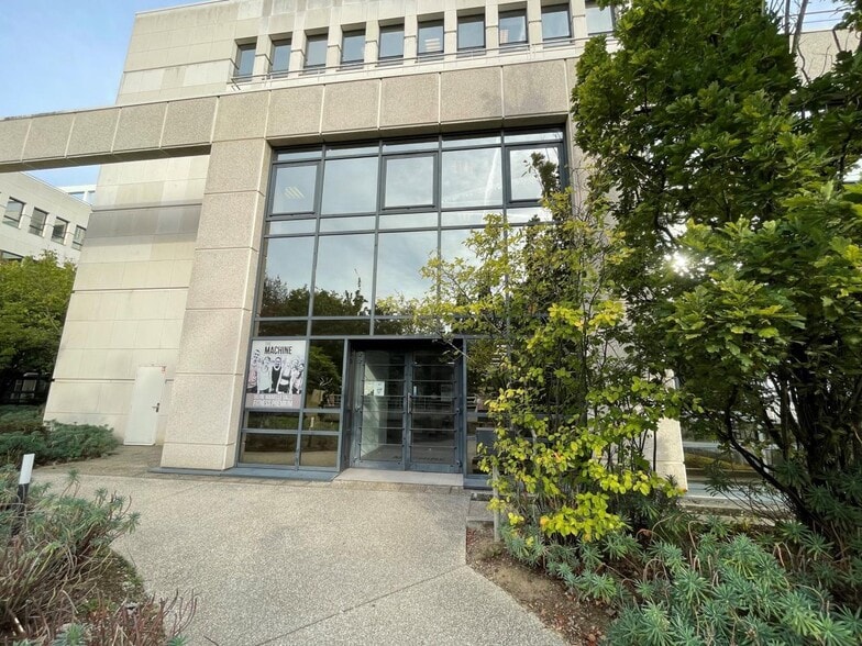 Bureau dans Guyancourt à louer - Photo de l’immeuble – Image 1 sur 3