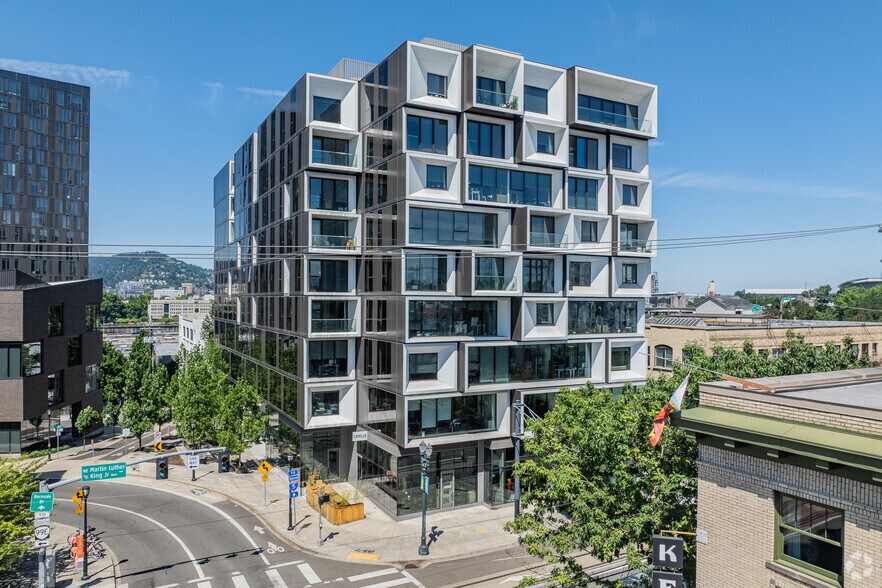 329 NE Couch St, Portland, OR à louer - Photo de l’immeuble – Image 2 sur 30