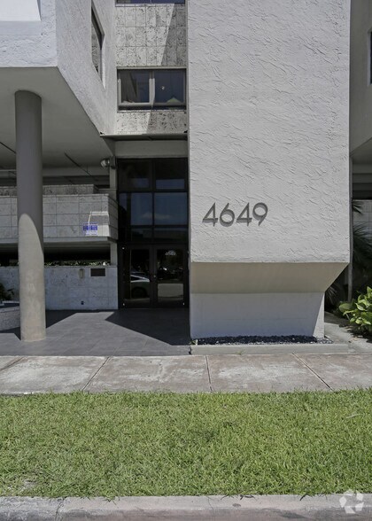 4649 Ponce de Leon Blvd, Coral Gables, FL à louer - Photo de l’immeuble – Image 3 sur 5
