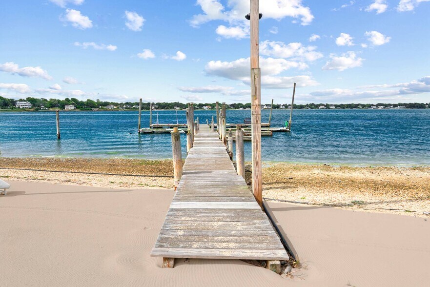 71 W Tiana Rd, Hampton Bays, NY à vendre - Photo de l’immeuble – Image 2 sur 10