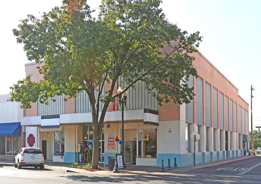 125-129 N Main St, Porterville, CA à louer - Photo de l’immeuble – Image 2 sur 26