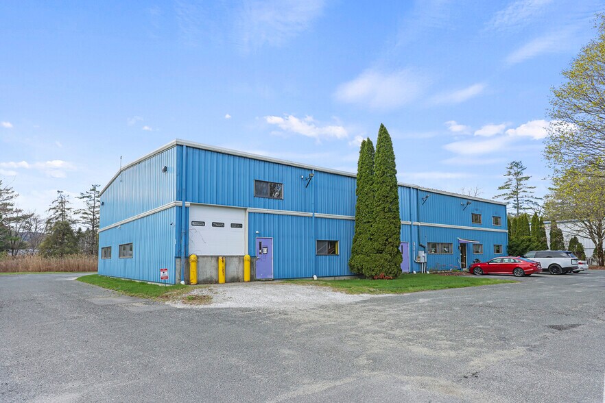 8 Run Way, Lee, MA à vendre - Photo de l’immeuble – Image 2 sur 13