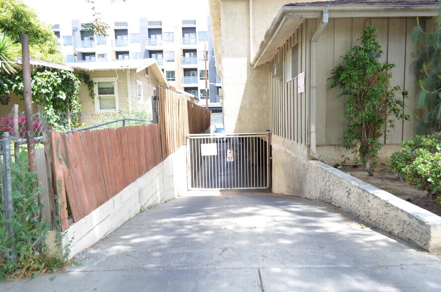 7028 Alabama Ave, Canoga Park, CA à vendre - Photo de l’immeuble – Image 3 sur 32