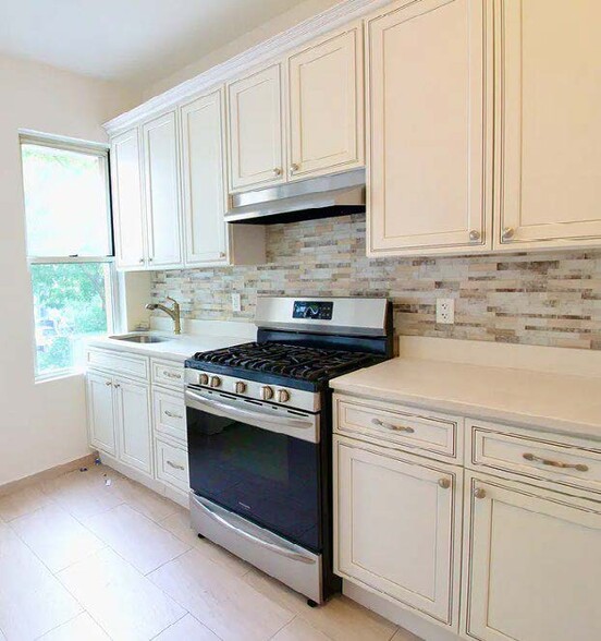 718 Lorimer St, Brooklyn, NY à vendre - Photo de l’immeuble – Image 2 sur 10
