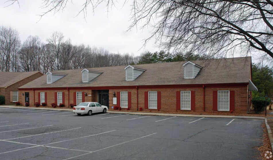 8001 N Point Blvd, Winston-Salem, NC à louer Photo de l’immeuble– Image 1 sur 2