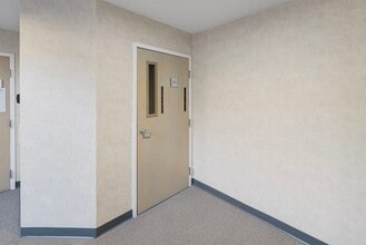 320 Phillips St, North Kingstown, RI à louer Hall d’entrée– Image 2 sur 19