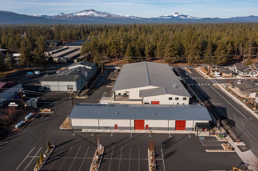 295 W Lundgren Mill Dr, Sisters, OR à louer - Photo de l’immeuble – Image 3 sur 21