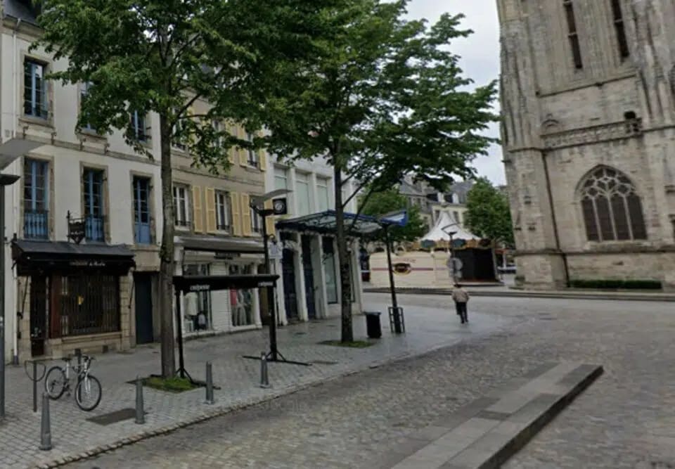 Local commercial dans Quimper à louer Photo de l’immeuble– Image 1 sur 2