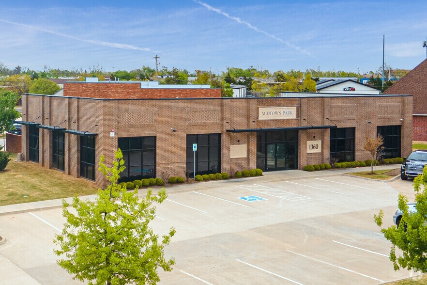 1360 N Fretz Dr, Edmond, OK à louer - Photo de l’immeuble – Image 1 sur 13