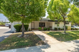 300 N San Dimas Ave, San Dimas, CA à louer Photo intérieure– Image 2 sur 51