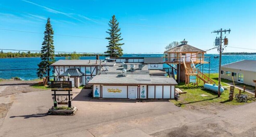 77 Brockway Ave, Copper Harbor, MI à vendre - Photo principale – Image 1 sur 25
