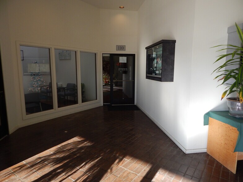 341 NW Medical Loop, Roseburg, OR à louer - Hall d’entrée – Image 2 sur 27
