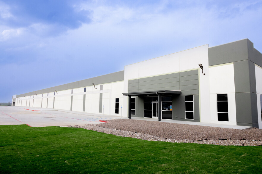 854 Nicholas D. Hachar Rd., Laredo, TX à louer - Photo de l’immeuble – Image 1 sur 5