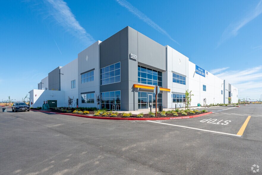 4535 W Elkhorn Blvd, Sacramento, CA à louer - Photo de l’immeuble – Image 2 sur 14