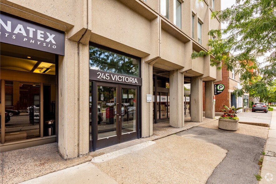 245 Av Victoria, Westmount, QC à louer - Photo de l’immeuble – Image 3 sur 7