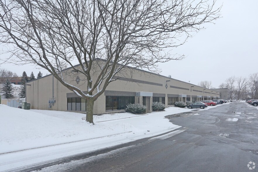 25 Cliff Rd W, Burnsville, MN à louer - Photo de l’immeuble – Image 3 sur 4