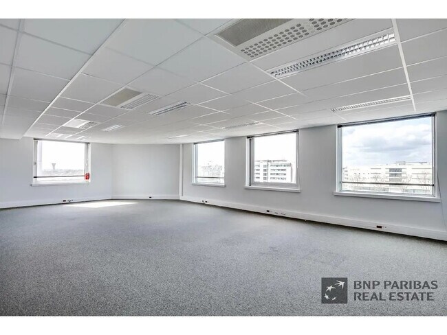 Plus de détails pour 1 Rue George Stephenson, Montigny-le-Bretonneux - Bureau à louer