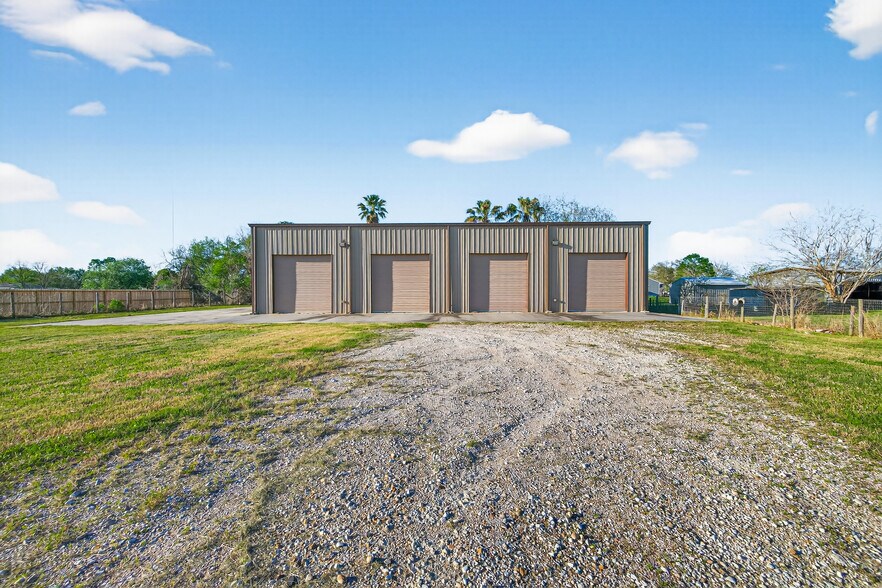 5901 County Road 675B, Rosharon, TX à louer - Photo de l’immeuble – Image 3 sur 22
