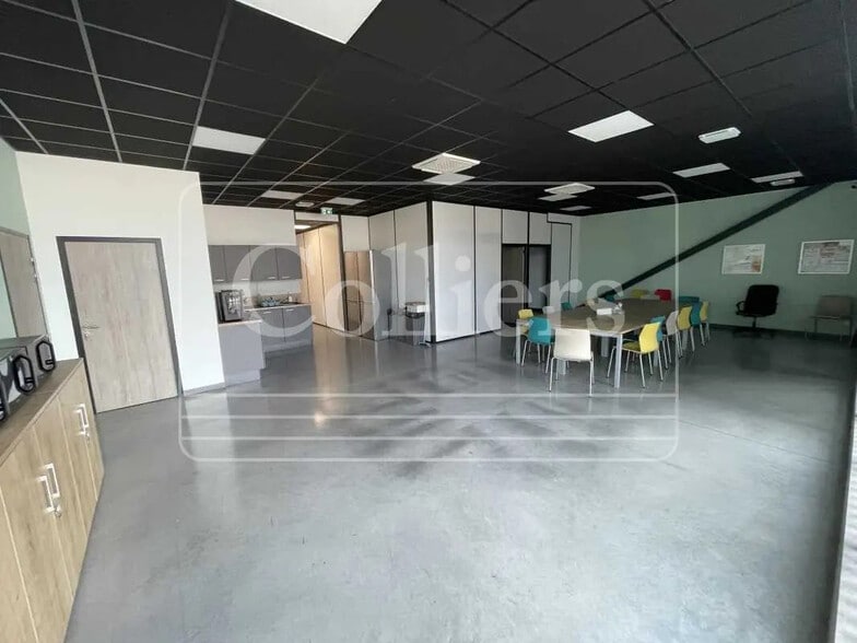 Bureau dans Miramas à louer - Photo de l’immeuble – Image 3 sur 9