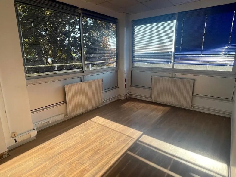 Bureau dans Val-de-Reuil à louer - Photo de l’immeuble – Image 3 sur 11