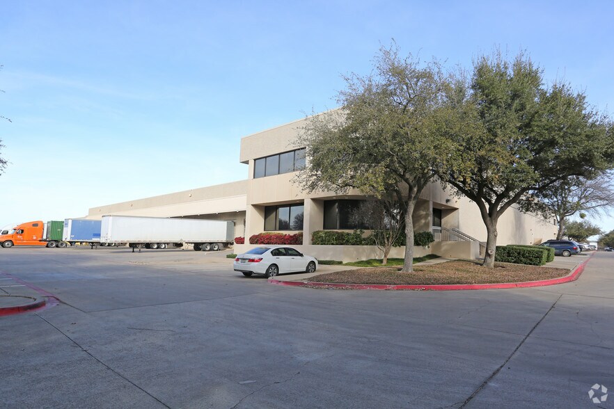 1100 W Royal Ln, Irving, TX à louer - Photo de l’immeuble – Image 2 sur 4