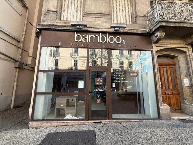 Plus de détails pour Local commercial à louer