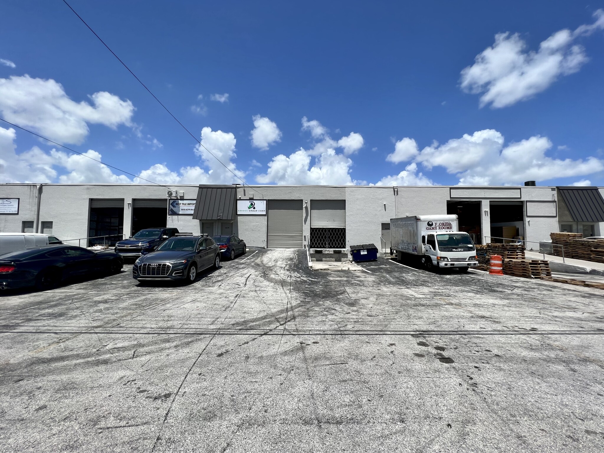 5551-5595 NW 72nd Ave, Miami, FL à louer Photo de l’immeuble– Image 1 sur 7