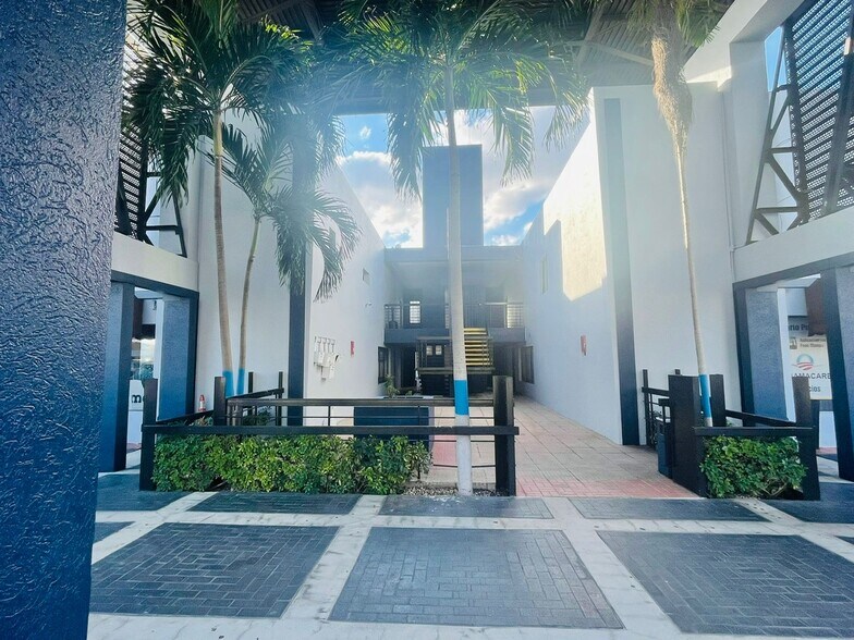 3700-3750 W 16th Ave, Hialeah, FL à louer - Photo de l’immeuble – Image 2 sur 11