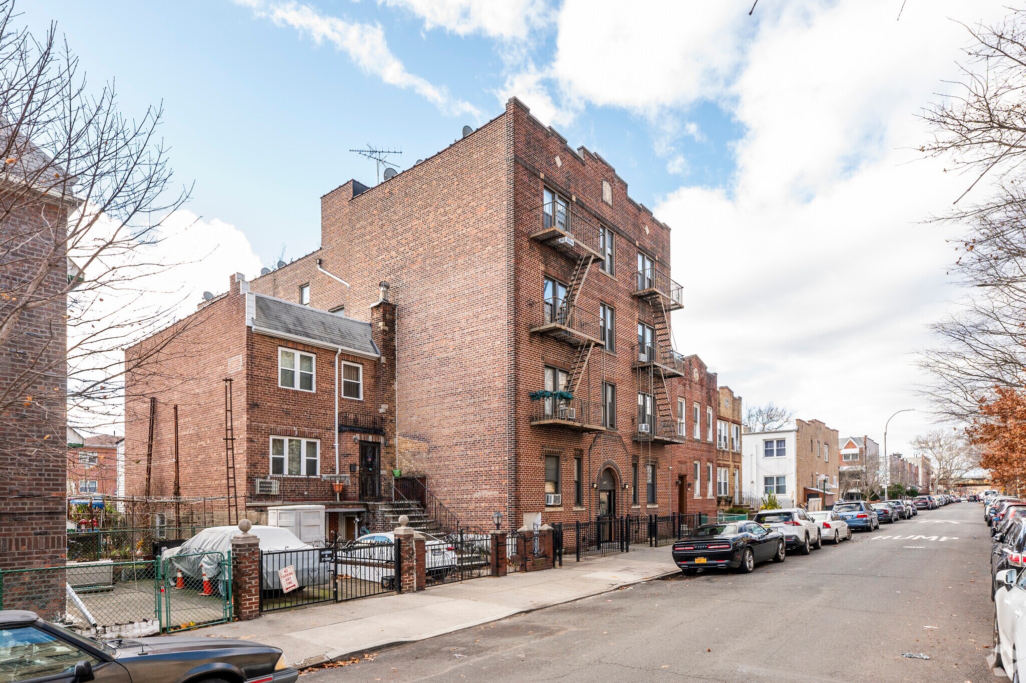 1570 66th St, Brooklyn, NY à vendre Photo de l’immeuble– Image 1 sur 24