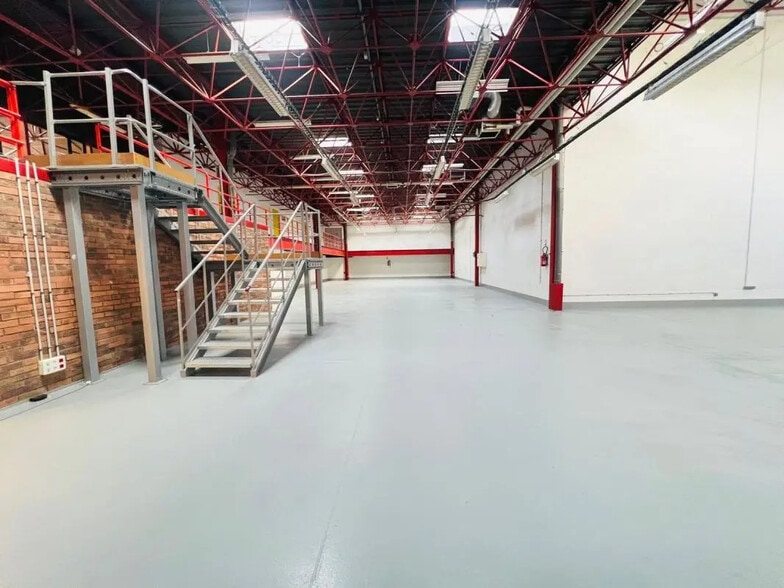 Local d’activités dans Montigny-le-Bretonneux à louer - Photo de l’immeuble – Image 3 sur 19