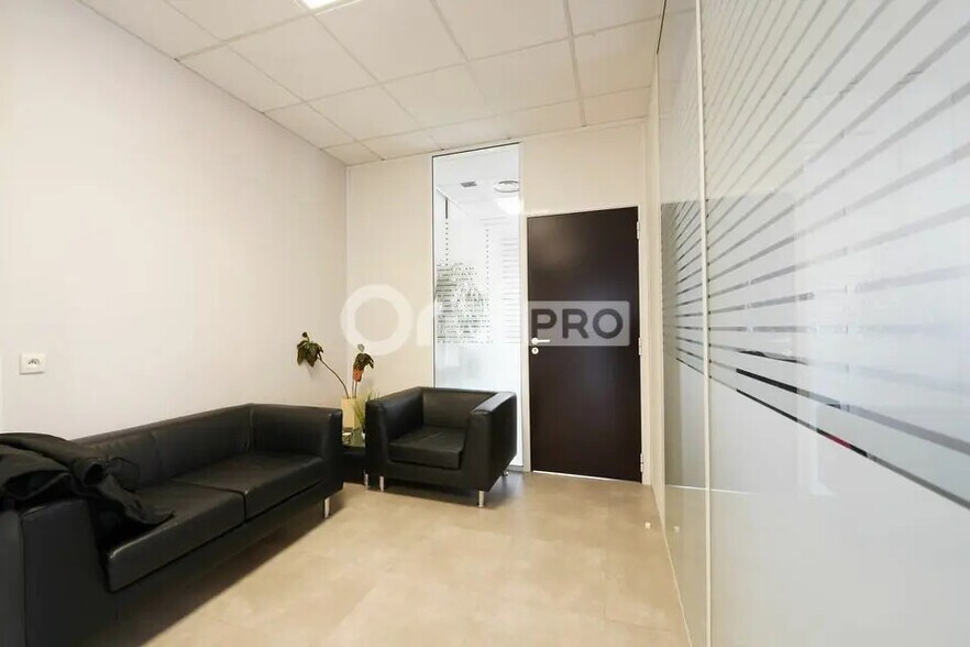 Bureau dans Saint-Priest à louer - Photo de l’immeuble – Image 2 sur 11