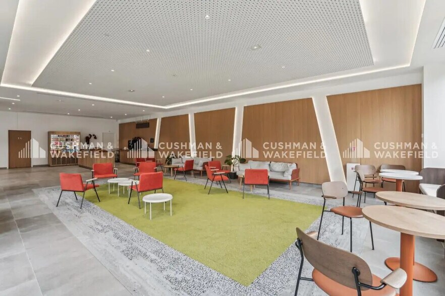 2 Avenue De La Gare, Montigny-le-Bretonneux à louer - Photo de l’immeuble – Image 3 sur 17