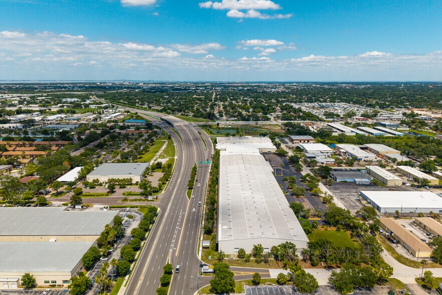 6750 N Bryan Dairy Rd, Seminole, FL à louer - Photo de l’immeuble – Image 3 sur 16