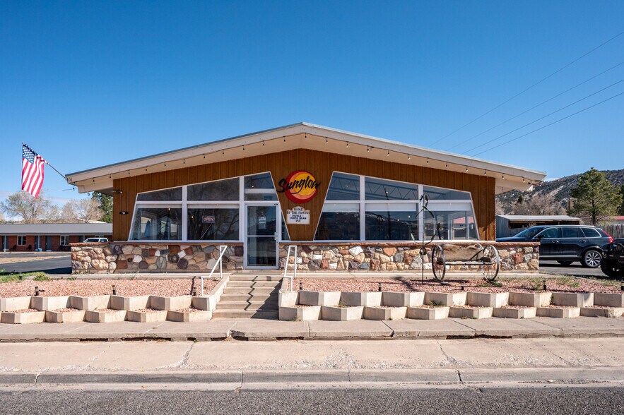 91 E Main St, Bicknell, UT à vendre - Photo de l’immeuble – Image 2 sur 81
