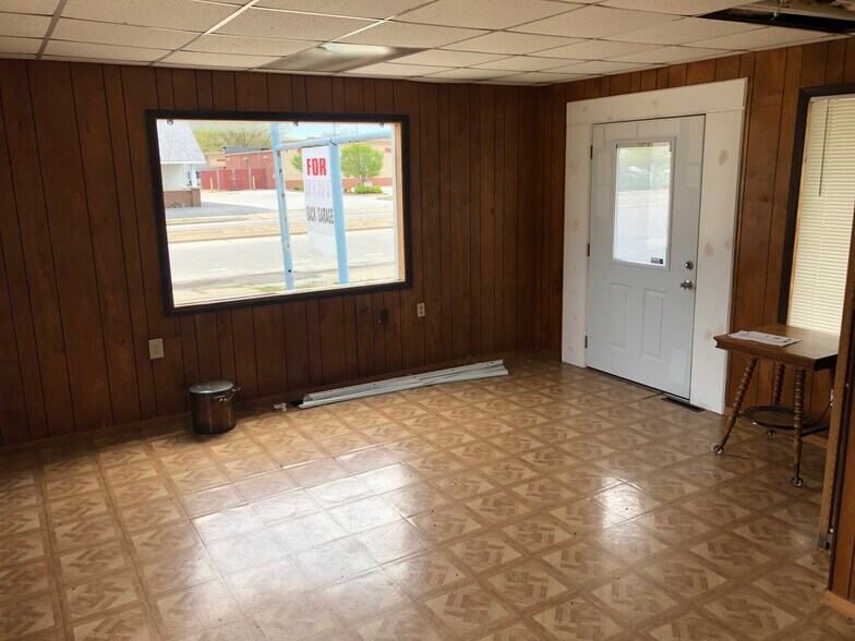 907 S Main St, Jacksonville, IL à vendre - Photo intérieure – Image 2 sur 6