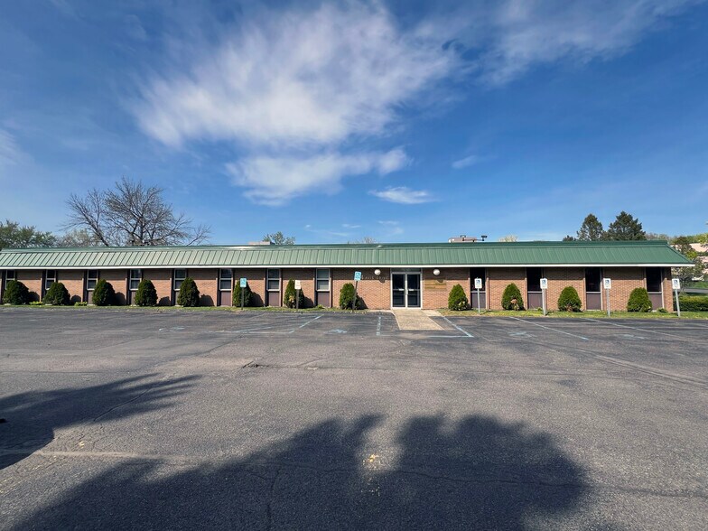 4 Avis Dr, Latham, NY à vendre - Photo de l’immeuble – Image 2 sur 8