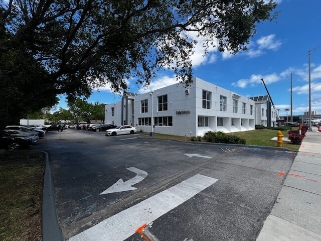 2627 NE 203rd St, Aventura, FL à louer - Photo de l’immeuble – Image 2 sur 4