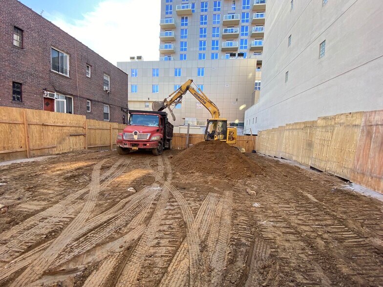 97-44-97-48 64th Ave, Rego Park, NY à vendre - Photo de l’immeuble – Image 2 sur 5