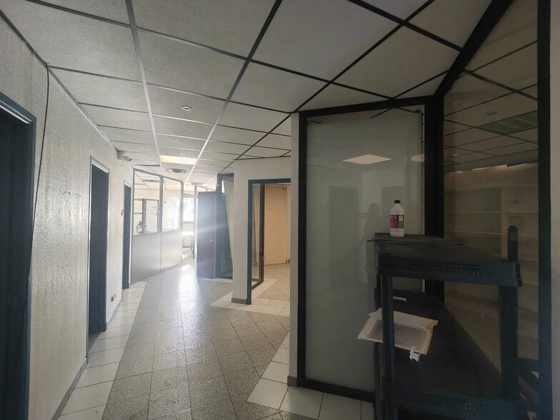 Local d’activités dans Mouans-Sartoux à louer - Photo de l’immeuble – Image 2 sur 5