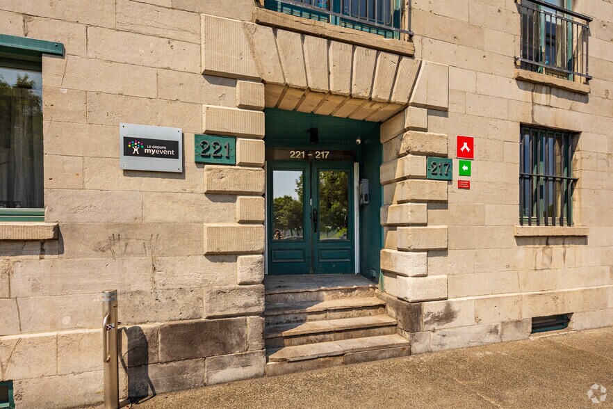 217 Rue De La Commune O, Montréal, QC à louer - Photo de l’immeuble – Image 3 sur 8